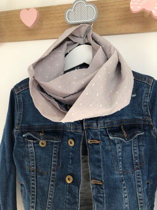 Tour de cou en plumetis gris