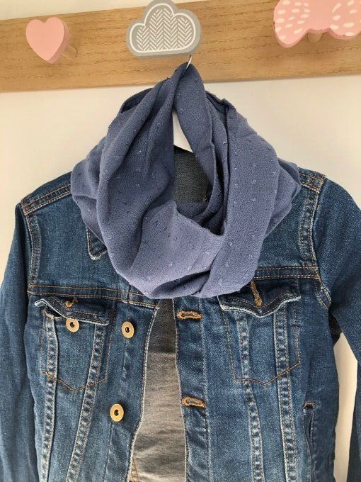 Tour de cou en plumetis bleu